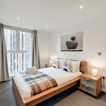 Fully Serviced Two Bed Apartment By Excel & O2 Лондон Екстериор снимка