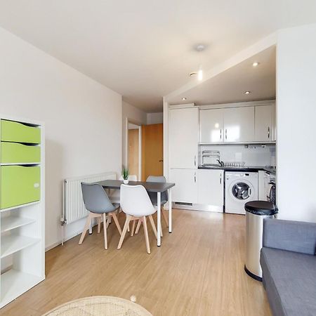 Fully Serviced Two Bed Apartment By Excel & O2 Лондон Екстериор снимка